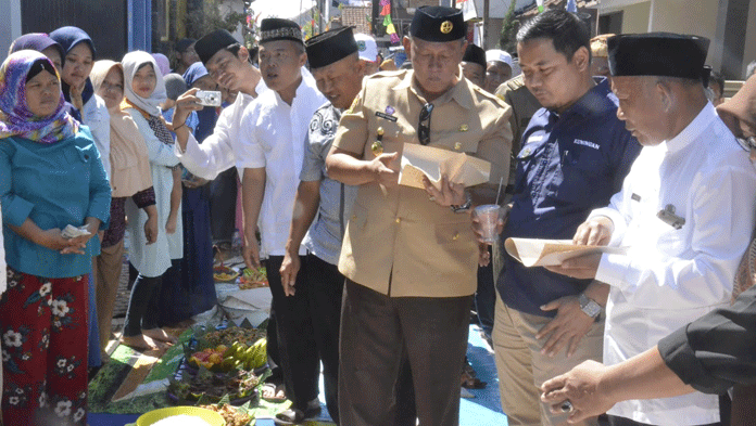 Tradisi Hajat Bumi, Bupati Kuningan dan Warga Makan Bareng di Jalan Rama Jaksa