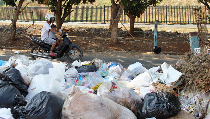 Mesin Loader Masih Rusak, Tumpukan Sampah di Bima Belum Terangkut
