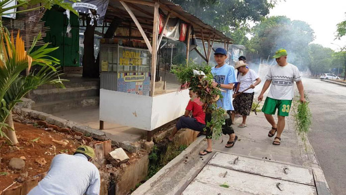 Gara-gara PKL Bima, Drainase Tersumbat, Bakar Sampah Asapnya ke Komplek