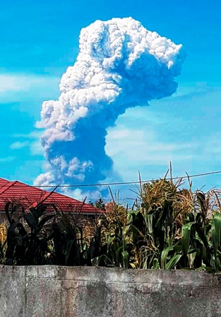 Aktivitas Gunung Soputan Bikin Waswas, Warga Diminta Menjauh, BPBD Mulai Bagikan Masker