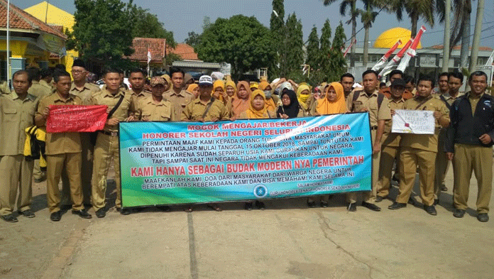 Ribuan Honorer Indramayu Adakan Doa Bersama dan Aksi Long March