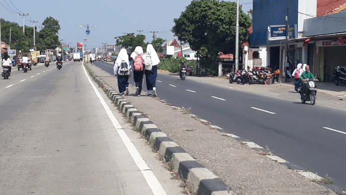 Tak Ada Trotoar, Pejalan Kaki Gunakan Median Jalan