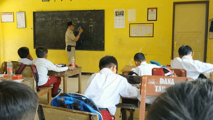 Banyak Kelas Kosong, Camat-Polisi di Indramayu Ikut Mengajar