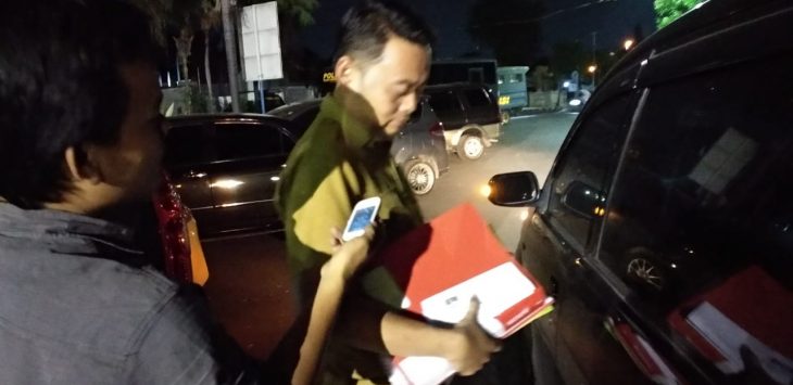 Selain Ajudan Bupati Cirebon, Sambil Bawa Dokumen, ASN di DPUPR Diperiksa KPK