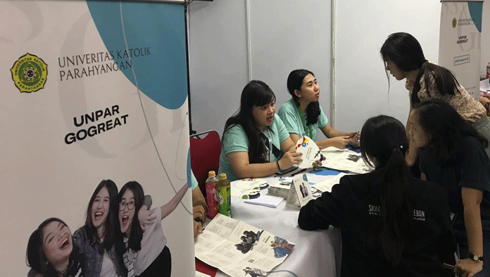 Kunjungi Expo Pendidikan SMAK Penabur Cirebon