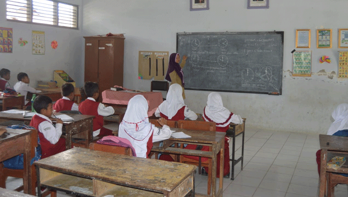 Alhamdulillah, Guru Honorer di Indramayu Kembali Mengajar