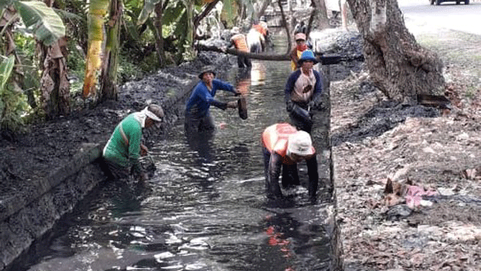 Cegah Banjir, Warga Kerja Bakti Kuras Saluran Air