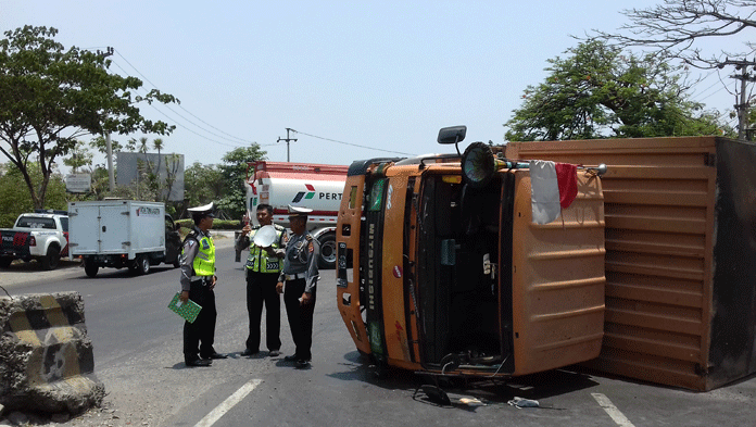 Lebih dari 6 Jam Truk Teh Botol Halangi Jalur Pantura Cirebon