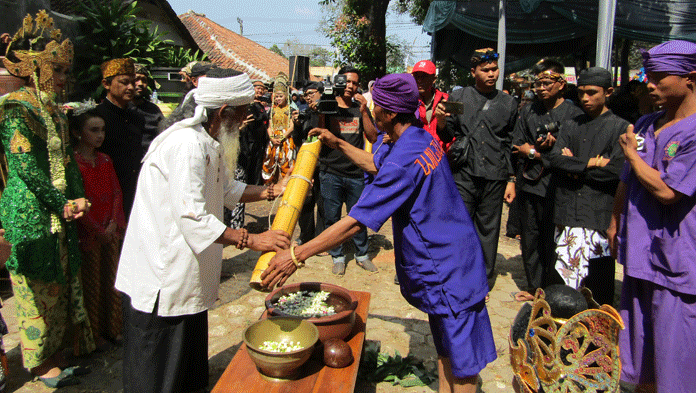 Warga Berebut Air Cucian Benda Pusaka Kerajaan Talaga Manggung