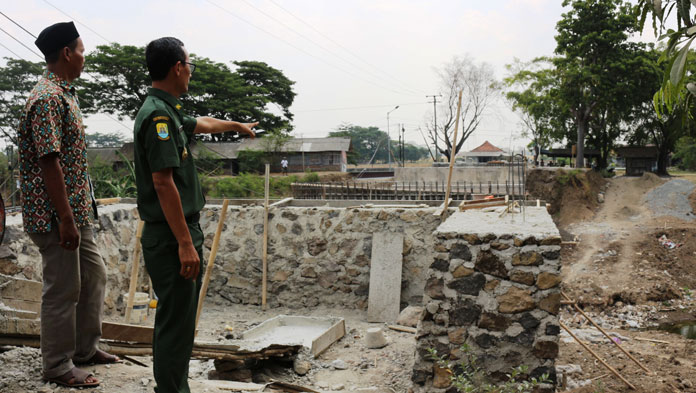 Pembangunan Jembatan Mangkrak, Warga Desa Karangsambung Terisolasi