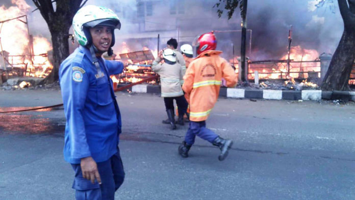 Lapak PKL di Depan Pasar Harjamukti Kebakaran