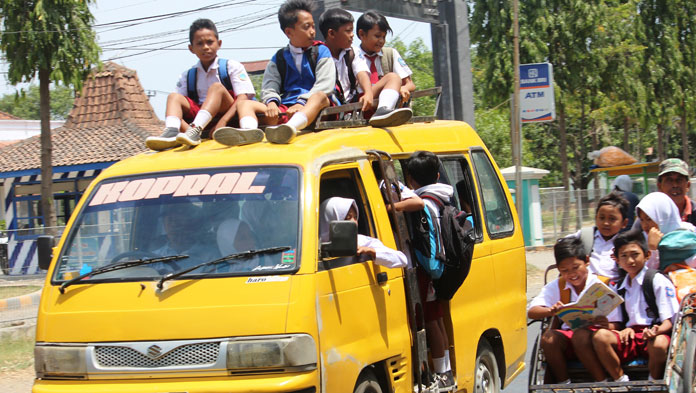 Tantang Maut, Siswa SD Nekat Naik Atap Kendaraan