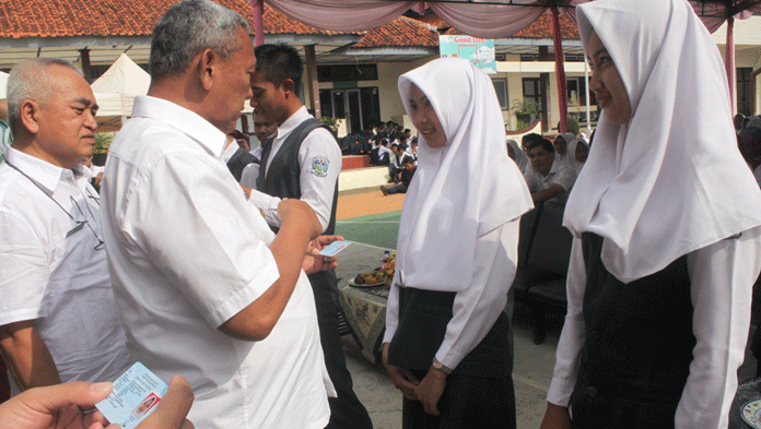 Disdukcapil Kuningan Bagikan 810 E-KTP Pelajar SMA/SMK