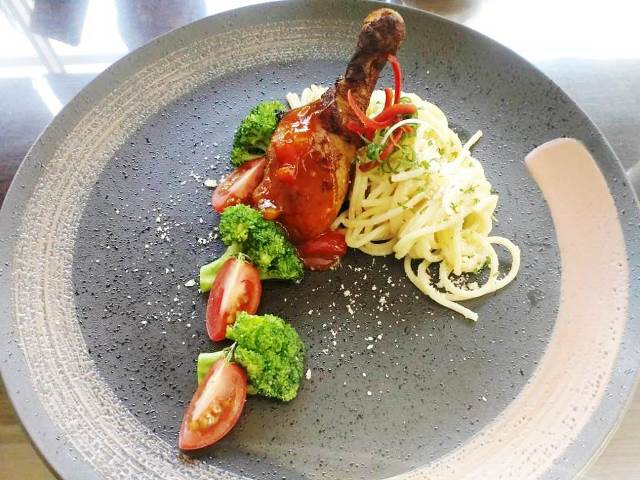 Grage Hotel Sajikan Ayam Pasta Red Chicken Alfredo, Saus Tiga Rasa