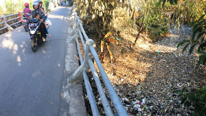 Tumpukan Sampah Menutup Aliran Sungai Tumpang