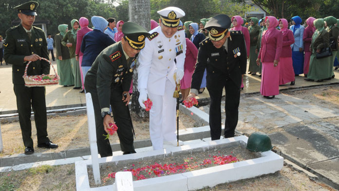 Jelang HUT TNI, Korem 063 SGJ Tabur Bunga di TMP Kesenden