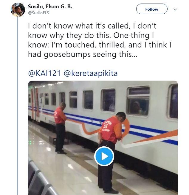 Heboh, Porter Tundukkan Kepala di Peron Stasiun Kereta Api