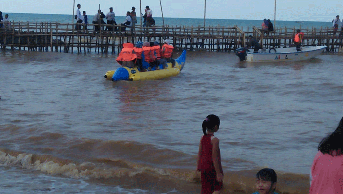 Pengunjung Pantai Plentong Meningkat