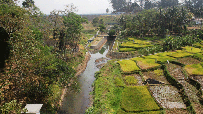 Pintu Air Waduk Darma Ditutup