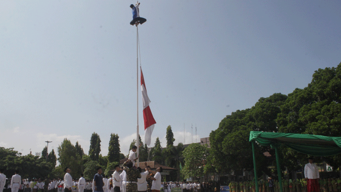 Tali Bendera Upacara Putus, Santri Panjat Tiang