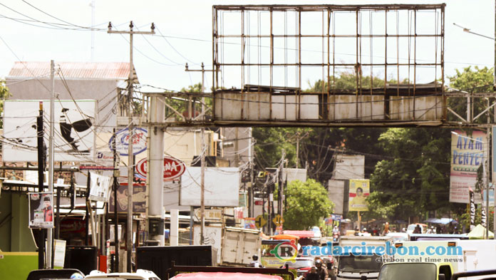 Pemkot Cirebon Plinplan Berhadapan dengan Reklame Bando