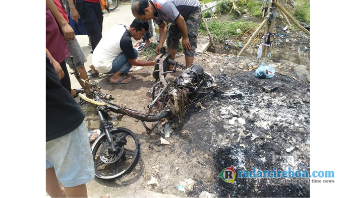 Dua Maling Motor Asal Krangkeng Babak Belur Dimassa, Motor Dibakar