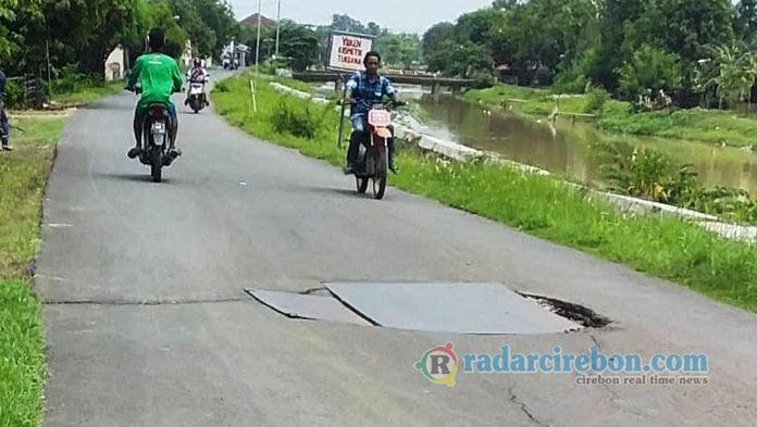 Jalan Berlubang Ditutup Lempeng Besi, Warga Minta Ditutup Permanen