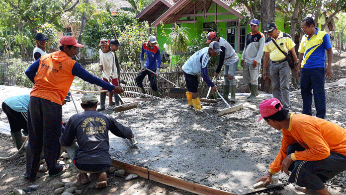 Warga Kopyah Semangat Beton Jalan Desa