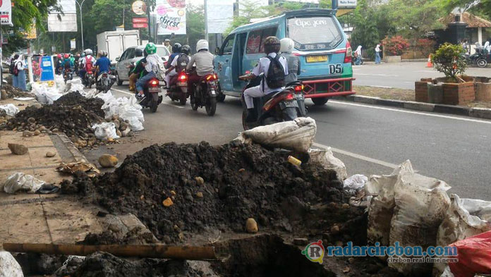 Baru Saja Diurug, Jalanan di Kota Cirebon Sudah Dibongkar Lagi Perusahaan Lain
