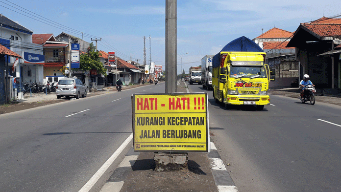 Lubang Jalan Pantura Indramayu Mulai Ditambal