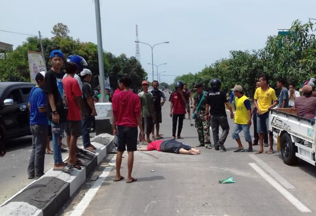 Oleng, Pemotor Tewas Tabrak Median Jalan