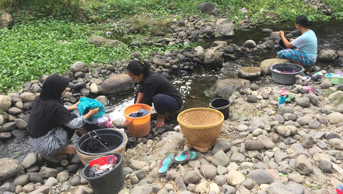 Akibat Kemarau, Tiga Bulan Warga MCK di Sungai