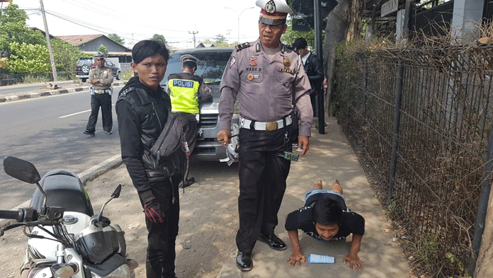 Ngotot Tanya Surat Tugas Polisi, Pelanggar Lalin Langsung Di-Push Up