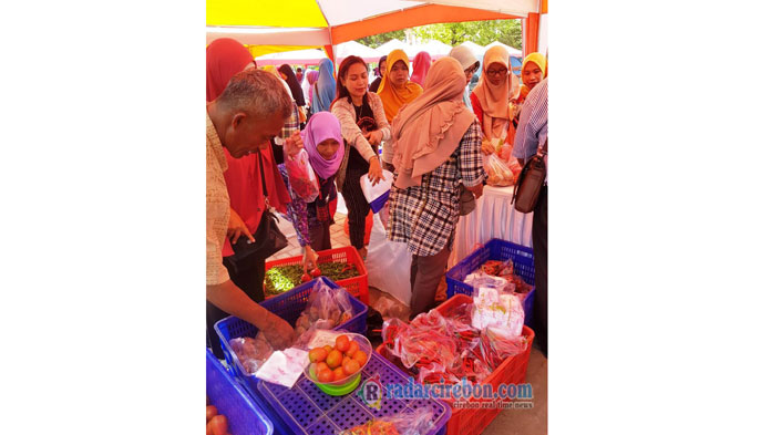 Warga Serbu Pasar Murah di Masjid Nurul Amal