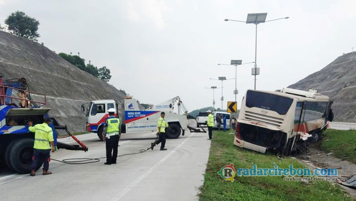 Sopir Mengantuk, Bus Murni Jaya Kecelakaan di Tol Cipali