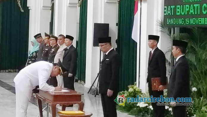 Senin Pagi Dilantik Jadi Pj Bupati Cirebon di Bandung, Malamnya Dicky Hadiri Paripurna LKPj