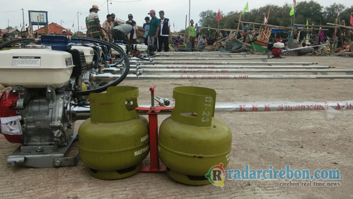 Nelayan Kabupaten Cirebon Terima Bantuan Mesin Perahu BBG