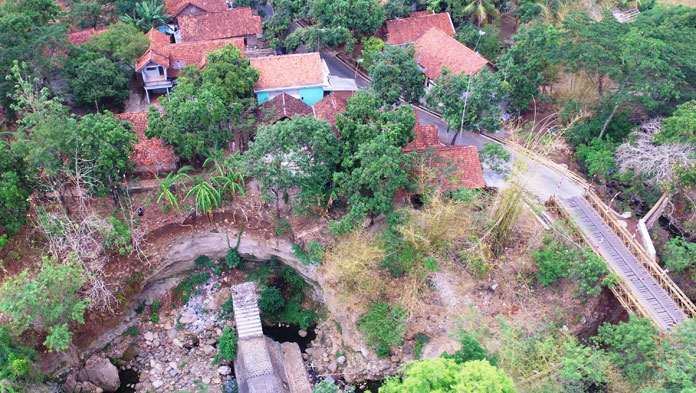 Awas! Longsor Makin Dekat Permukiman