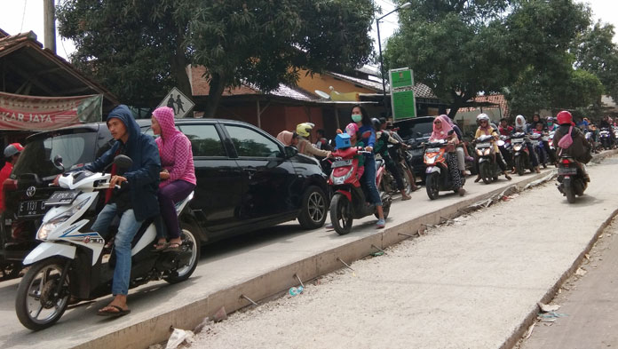 Jalan Desa Sirnabaya Dibeton, Ratusan Kendaraan Terjebak Macet