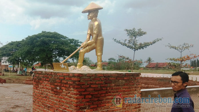 Patung Petani Garam di Kecamatan Pangenan Terkesan Asal Jadi