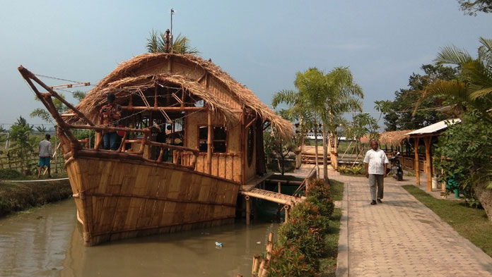 Keren, Ada  Rumah Makan Apung di Desa Cikulak