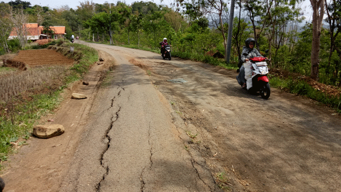 Jalan Menuju Kampung Bupati Masih Rusak