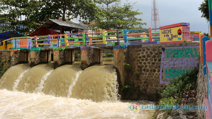 Dana Swadaya, Warga Desa Arjawinangun Hiasi Dinding Irigasi dengan Mural