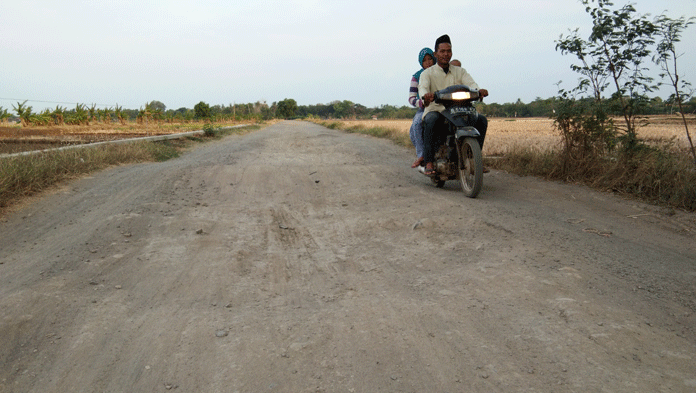 3 KM Jalan Cantigi Rusak Parah