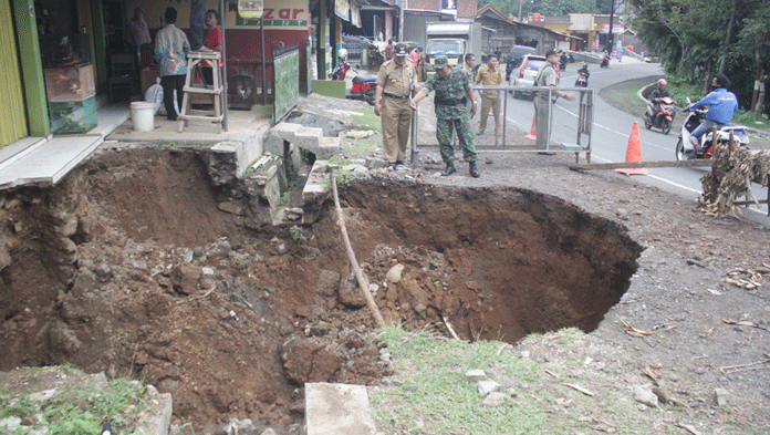 Gorong-gorong Ambrol, Jalan Kuningan-Cikijing Terancam Putus