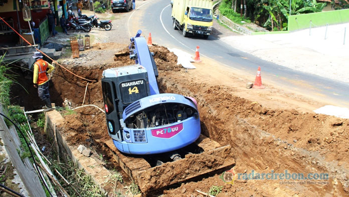 Jalan Ambles di Jalan Raya Kuningan-Cikijing Mulai Diperbaiki