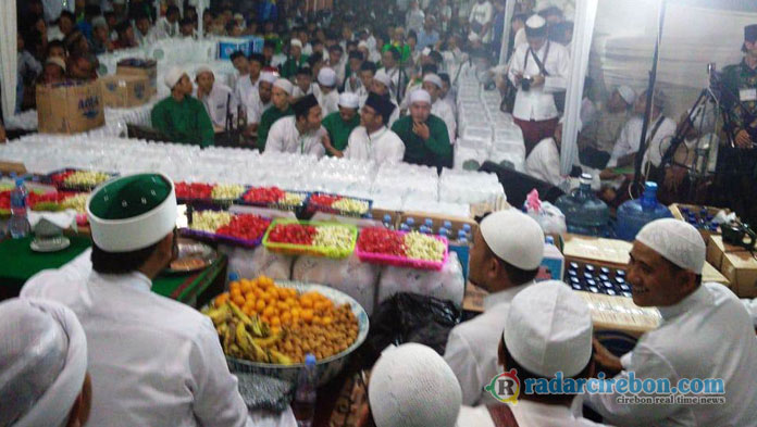 Habib Ahmad bin Ismail Alydrus Pimpin Maulid Burdah di Japura