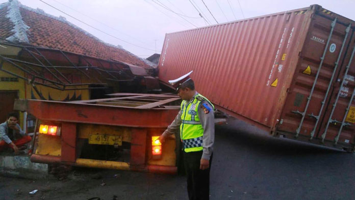 Tabrakan Karambol, Truk Hantam Warung Nasi dan Bengkel di Plumbon