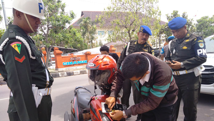 Kendaraan Pakai Atribut TNI-Polri Terjaring Razia PM dan Provos di Kota Cirebon