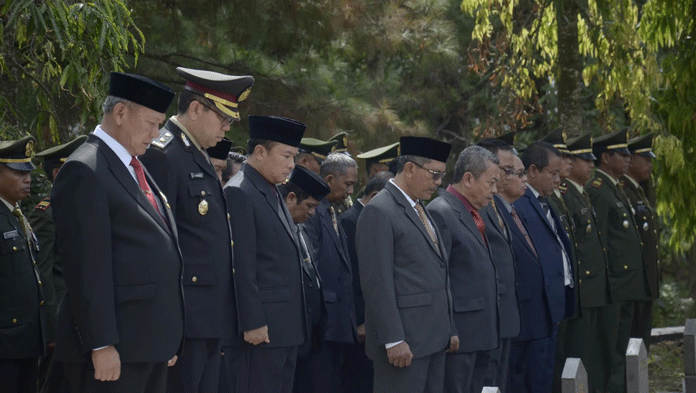 Peringati Hari Pahlawan, Ziarah ke Taman Makam Pahlawan